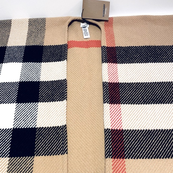 BURBERRY CHECK WOOL & CASHMERE FRINGE CAPE. - Picture 5 of 12